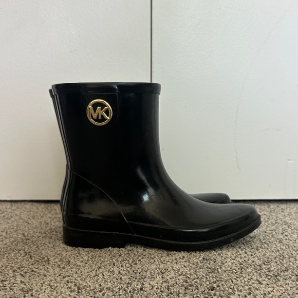 Michael Kors Glossy Black Boots with Gold Logo - Picture 1 of 3